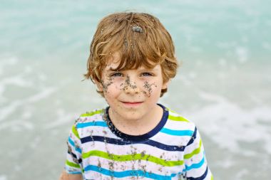 Tropik sahilde eğleniyor küçük çocuk çocuk