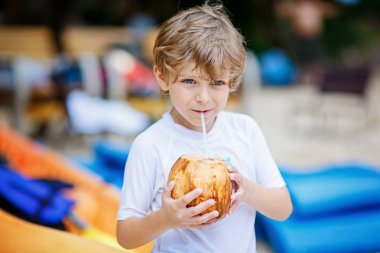 Hindistan cevizi suyu içme tropik sahilde küçük çocuk çocuk