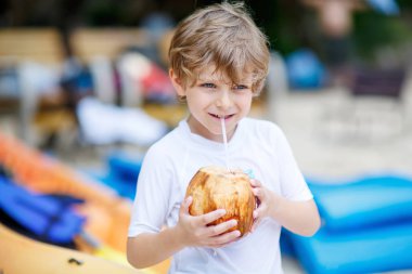 Hindistan cevizi suyu içme tropik sahilde küçük çocuk çocuk