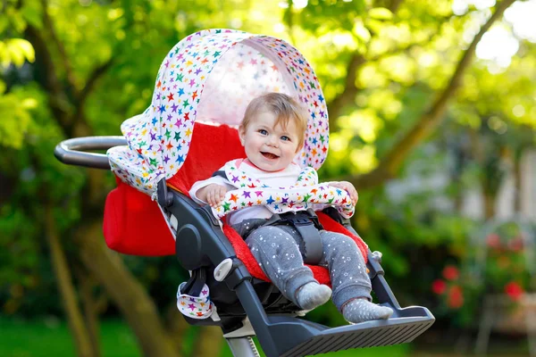 Schattig klein mooie babymeisje van 6 maanden zit in de kinderwagen of wandelwagen en wachten voor moeder — Stockfoto