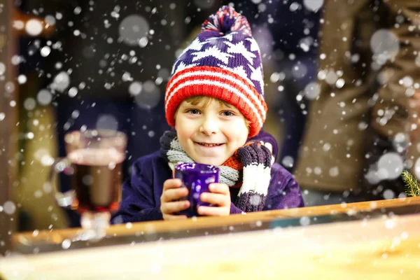 Mały chłopiec dziecko, pijąc gorącą czekoladę na Jarmark bożonarodzeniowy — Zdjęcie stockowe