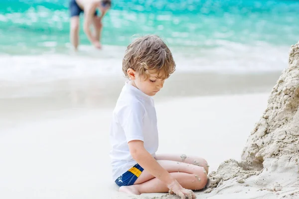 Küçük tropik sahilde kum kale çocuk çocuk — Stok fotoğraf