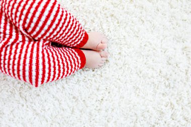 Close-Up bebek vücuduna ve bacaklarda kırmızı Noel Baba pantolon üstünde Noel