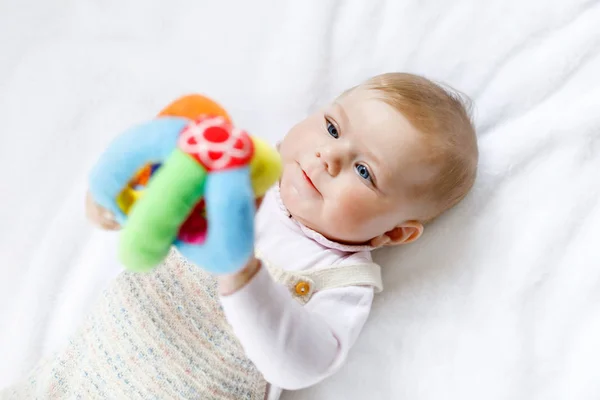 Bebê bonito brincando com bola de brinquedo, rastejando, agarrando — Fotografia de Stock