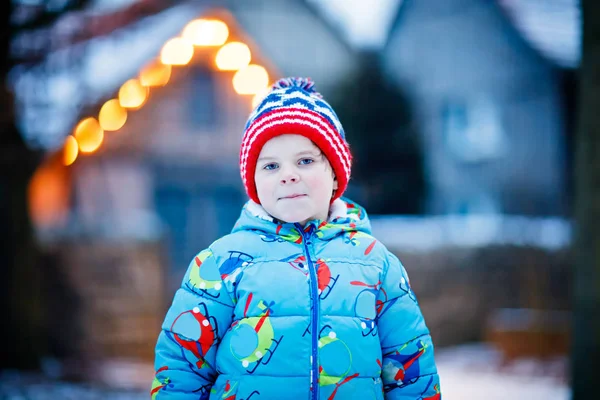 Šťastný chlapec baví se sněhem v zimě — Stock fotografie