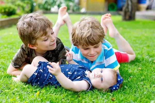 Due piccoli ragazzi felici con neonata, sorella carina . — Foto Stock