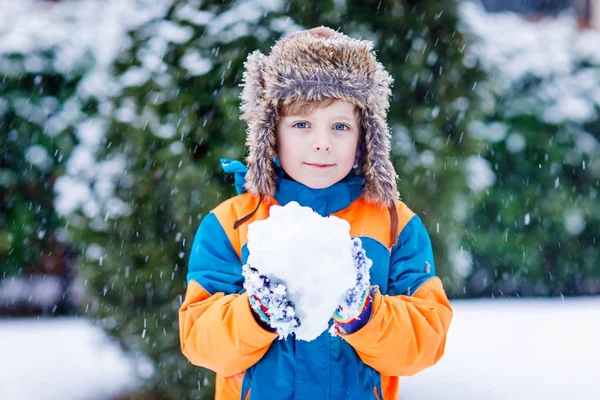 Gelukkig kid jongen hebben plezier met sneeuw in de winter — Stockfoto