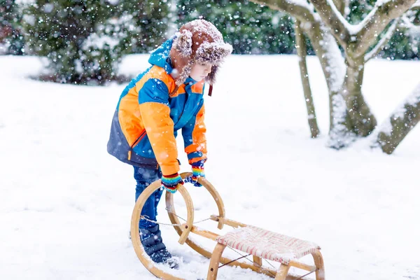 Little kid boy enjoying sleigh ride in winter — Stock Photo, Image