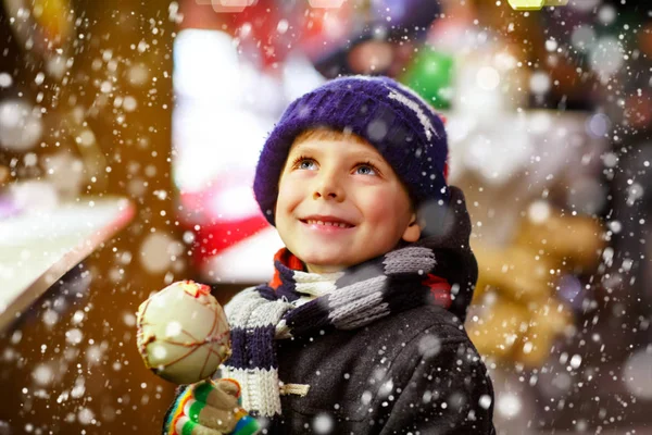 Petit garçon mangeant du sucre pomme bonbons stand sur le marché de Noël — Photo