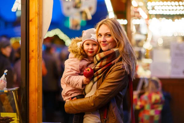 Mère et petite fille sur le marché de Noël — Photo