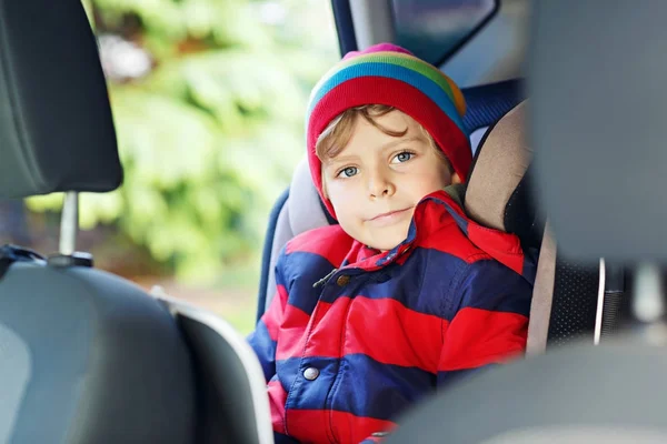 Az óvodás fiú arcképe, aki az autóban ül. — Stock Fotó