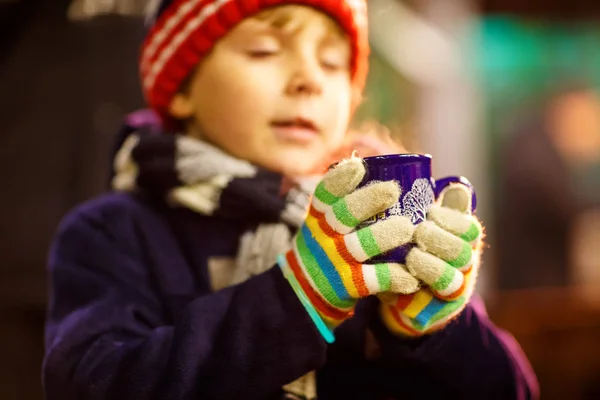 Kleine jongen jongen warme chocolademelk drinken op kerstmarkt — Stockfoto