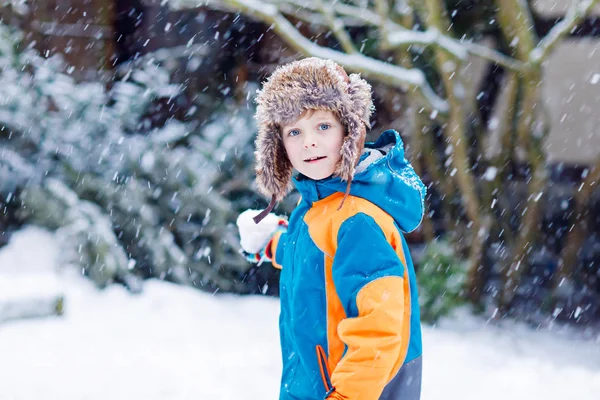 Happy kid boy having fun with snow in winter — Stock Photo, Image