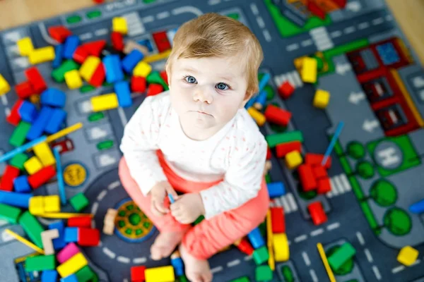Suloinen vauva tyttö leikkii opettavaisia leluja lastenhuoneessa — kuvapankkivalokuva