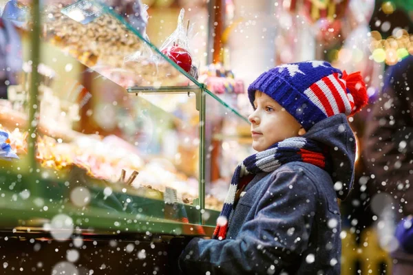 孩子姜饼和糖果的小男孩站在圣诞市场 — 图库照片