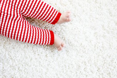Close-Up bebek vücuduna ve bacaklarda kırmızı Noel Baba pantolon üstünde Noel