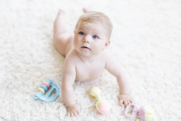 Söt liten flicka leker med färgglada pastell vintage skallra leksak — Stockfoto