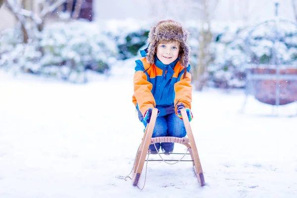 Kleine jongen jongen genieten van slee rijden in de winter — Stockfoto