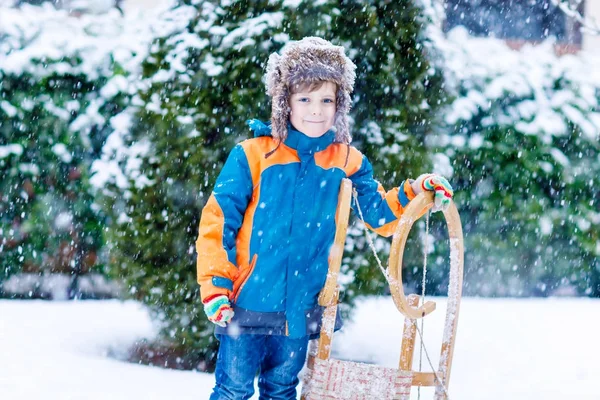 Little kid boy enjoying sleigh ride in winter — Stock Photo, Image