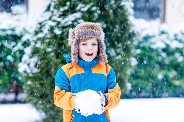 Gelukkig kid jongen hebben plezier met sneeuw in de winter — Stockfoto