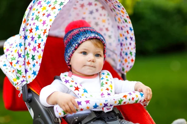 Linda niña hermosa de 6 meses sentada en el elegante cochecito o cochecito y esperando a mamá — Foto de Stock