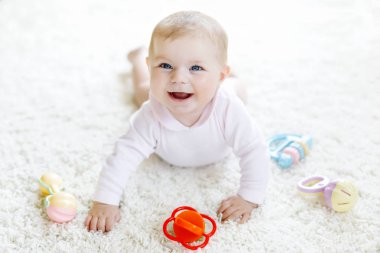 Renkli pastel, eski model çıngıraklı yılanla oynayan tatlı bir kız.