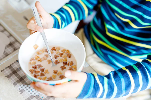 Lähikuva kädet lapsi poika syö kotitekoisia viljoja aamiaiseksi tai lounaaksi — kuvapankkivalokuva