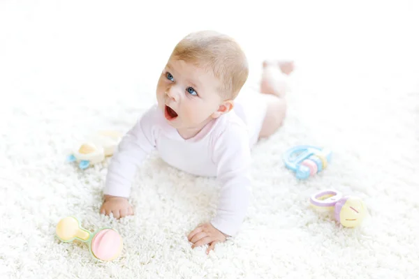 Linda niña jugando con colorido pastel vintage sonajero juguete —  Fotos de Stock