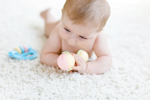 Mignon bébé fille jouer avec pastel coloré vintage hochet jouet — Photo