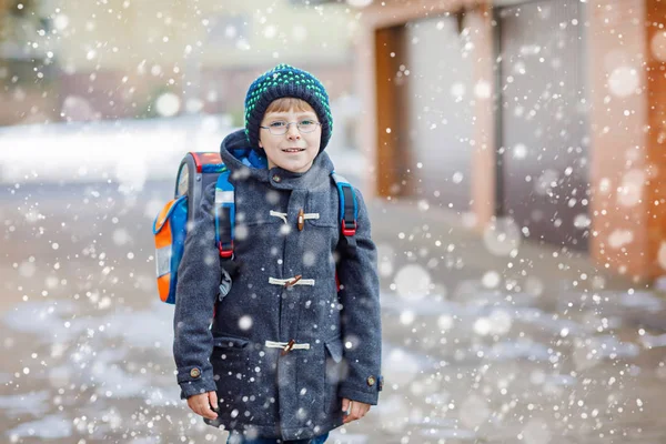 Little school kid boy of elementary class walking to school. — Stock Photo, Image