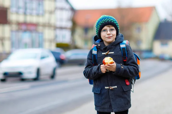 眼鏡学校、食用リンゴから徒歩圏内の小さな子供男の子 — ストック写真