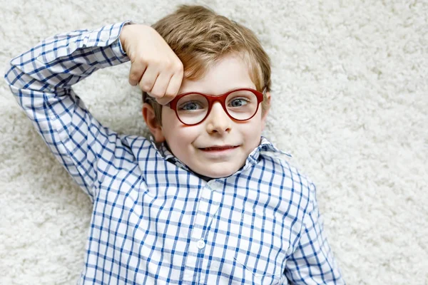 Retrato de cerca del niño rubio con anteojos marrones — Foto de Stock