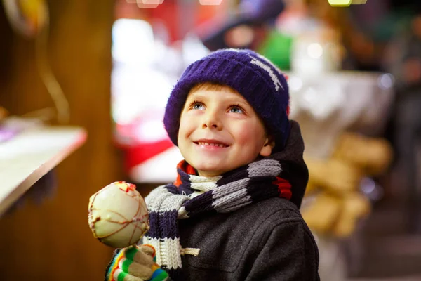 小小孩男孩吃糖苹果糖果站在圣诞市场 — 图库照片