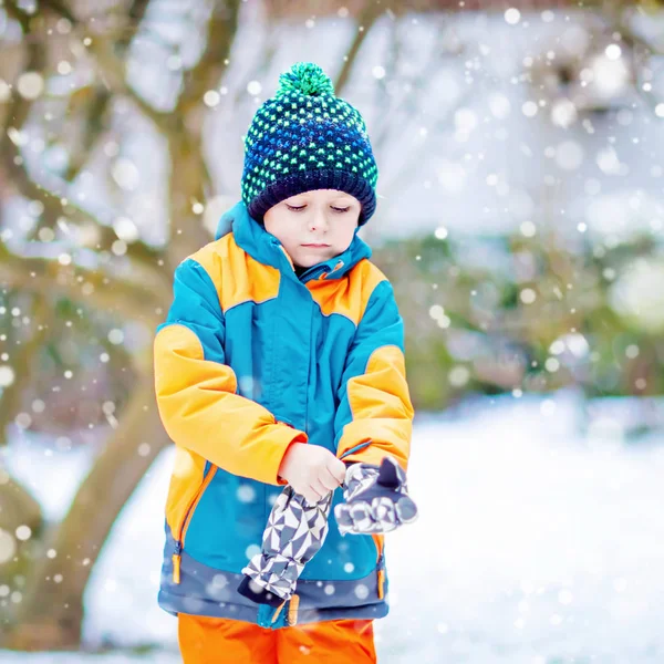 Gelukkig kid jongen hebben plezier met sneeuw in de winter — Stockfoto