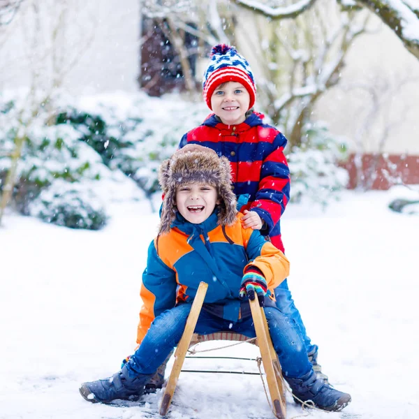İki küçük çocuk çocuklar atlı kızak zevk kışın binmek — Stok fotoğraf