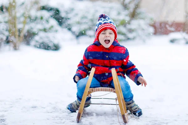 Liten unge pojke njuter slädtur på vintern — Stockfoto