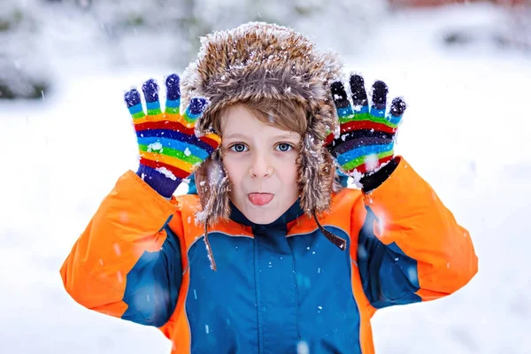 Niño feliz divirtiéndose con nieve en invierno —  Fotos de Stock
