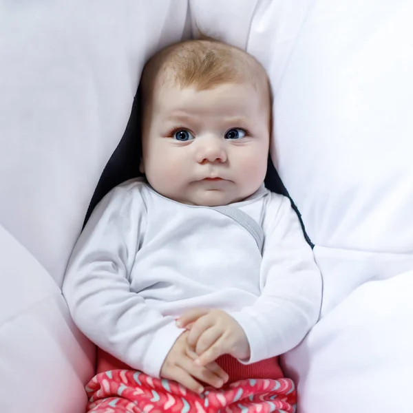 Retrato de bonito adorável bebê recém-nascido criança — Fotografia de Stock