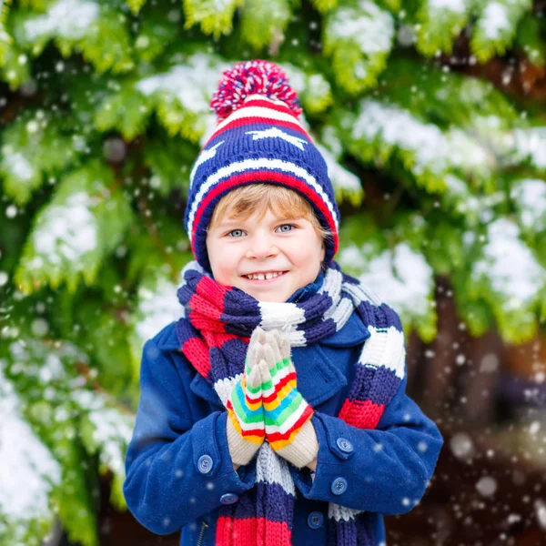 Menino feliz se divertindo com neve no inverno — Fotografia de Stock