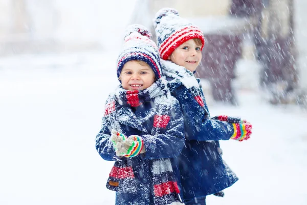 Gelukkige kinderen hebben plezier met sneeuw in de winter — Stockfoto