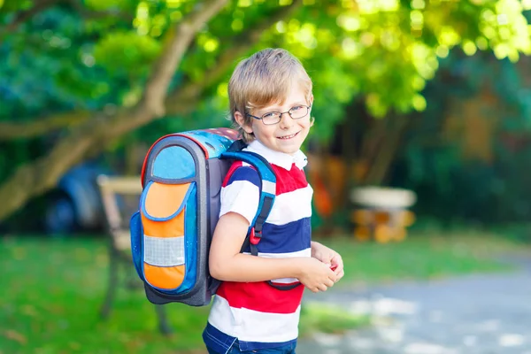 Маленький мальчик со школьной сумкой в первый день в школе — стоковое фото