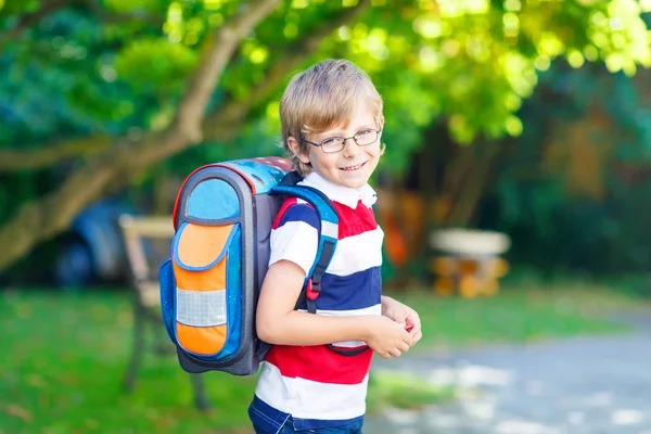 Kleiner Junge mit Schulranzen am ersten Schultag — Stockfoto