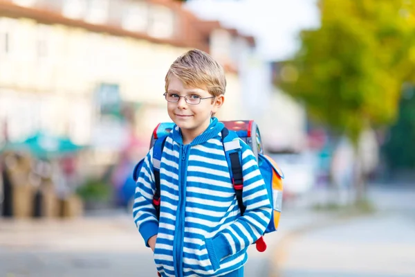 Niño pequeño con mochila escolar en el primer día a la escuela — Foto de Stock