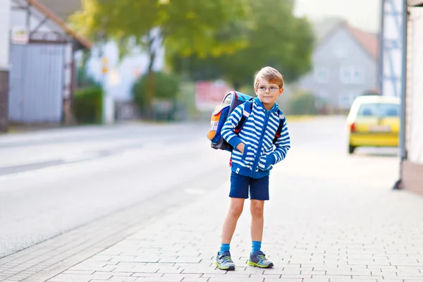 Garotinho com mochila escolar no primeiro dia de escola — Fotografia de Stock