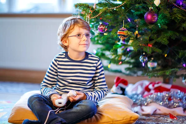 Ragazzino che gioca alla console per videogiochi a Natale — Foto Stock