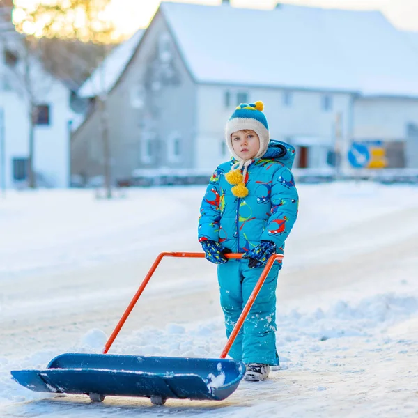Kleine jongen jongen spelen met sneeuw in de winter, buitenshuis — Stockfoto