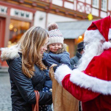Anneyle Noel piyasasında küçük yürümeye başlayan çocuk kız.