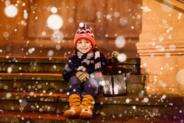 Kilisenin yanındaki merdivenlerde feneri olan sevimli bir çocuk..