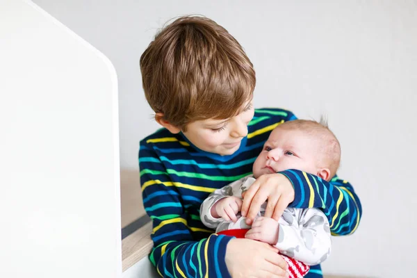 Happy little kid boy with newborn baby sister girl — Stock Photo, Image