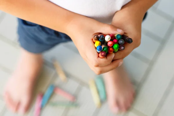 Childs'ın elleri ile lots-in renkli mum boya kalemi — Stok fotoğraf
